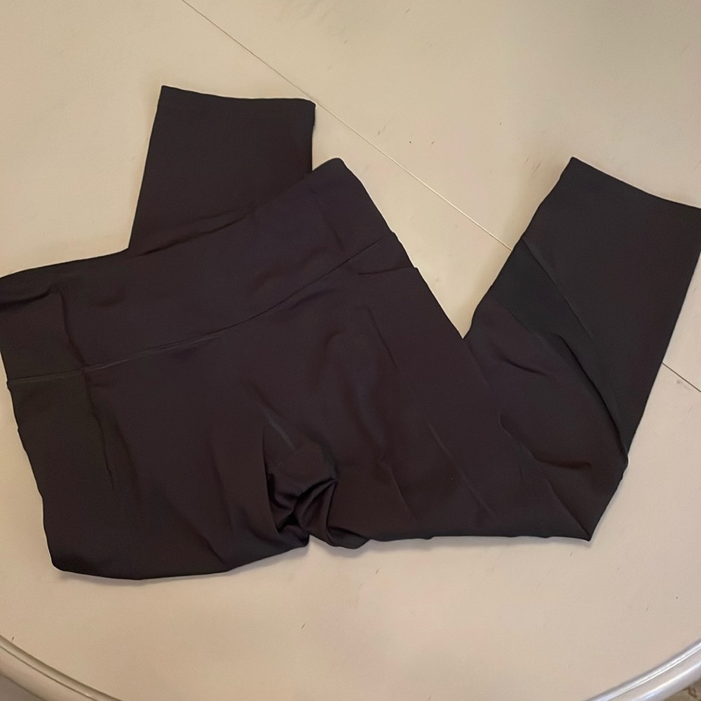 Old Navy Active Elevate Leggings Go Dry Women’s Size Medium. Cropped fit.